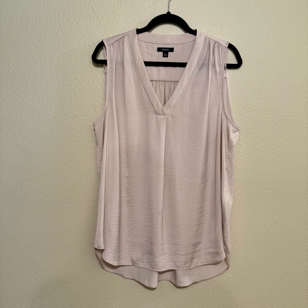Alfani Women's Blouse - Light Beige Sleeveless V-Neck